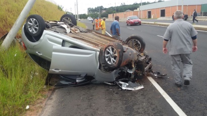 Susto: Estudante bate o carro contra poste voltando da Unesp