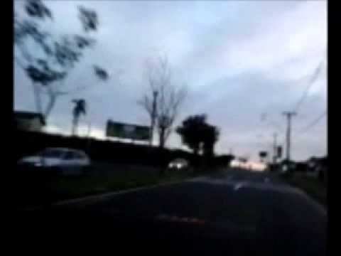 Carreta derruba poste da CPFL na entrada de Botucatu