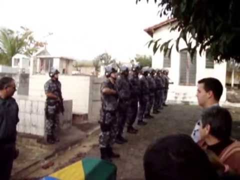 Comoção marca sepultamento de PM assassinado Comoção marca sepultamento de PM assassinado
