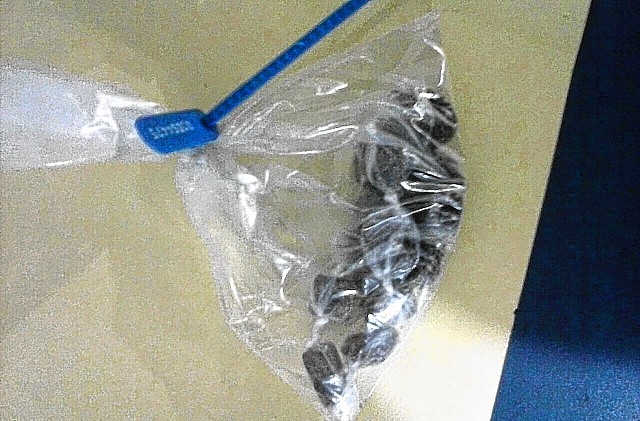 Criança de 6 anos encontra droga e leva de presente para professora em Bauru