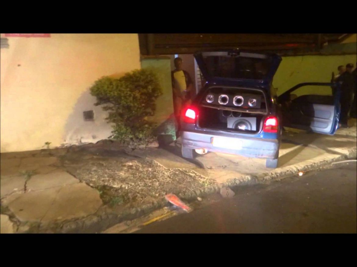 Dupla em carro suspeito e que bateu contra um muro é detida pela GCM