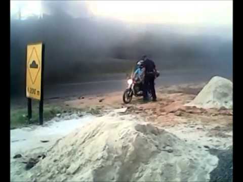 Em protesto, moradores interditam rodovia com fogo Em protesto, moradores interditam rodovia com fogo