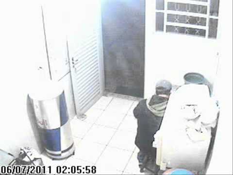 Ladrão assalta e faz vítima de refém na madrugada