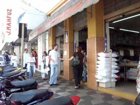 Médicos residentes em greve fazem passeata na Rua Amando