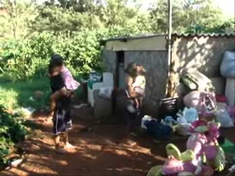 Moradores do Monte Mor trocam barracos por casas Moradores do Monte Mor trocam barracos por casas