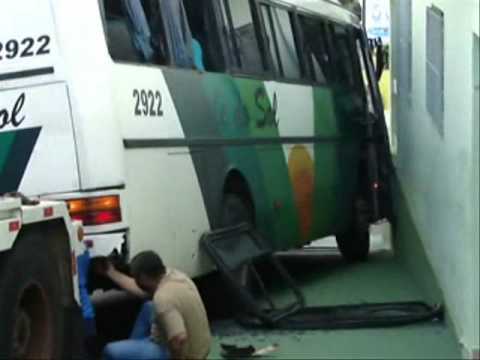 Motorista de ônibus perde o freio e bate contra muro de residência Motorista de ônibus perde o freio e bate contra muro de residência