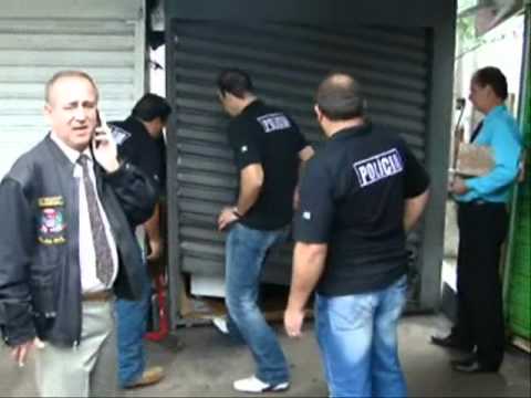 Polícia Civil apreende milhares de CDs e DVDs no Camelódromo Polícia Civil apreende milhares de CDs e DVDs no Camelódromo