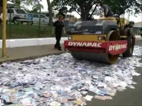 Polícia destrói de 66 mil CDs e DVDs oriundos de contrabando Polícia destrói de 66 mil CDs e DVDs oriundos de contrabando