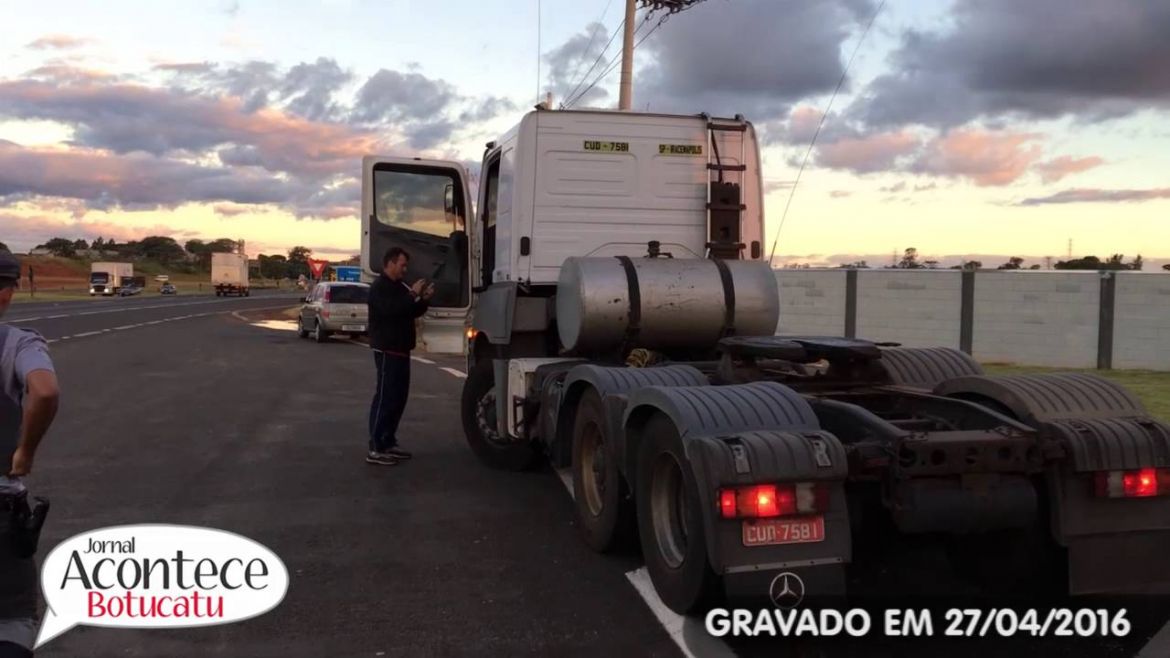 Polícia recupera caminhão e carretas após roubo; motorista continua desaparecido