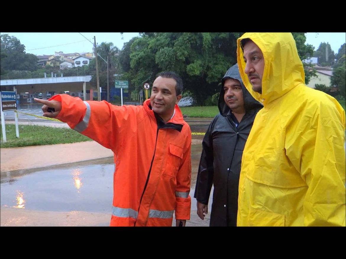 Prefeito acompanha transtornos causados pelas chuvas