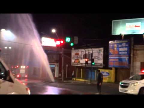 Tubulação da Sabesp estoura em cruzamento de avenidas