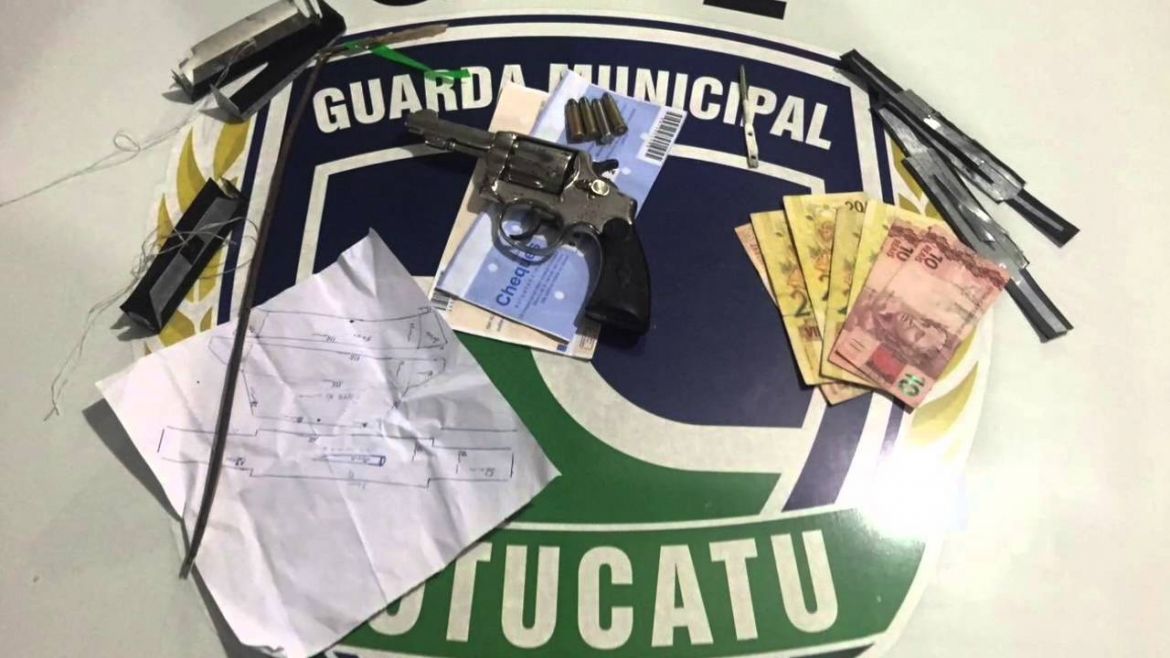 Vídeo – Homem é preso suspeito de instalar dispositivo para reter notas em caixa eletrônico