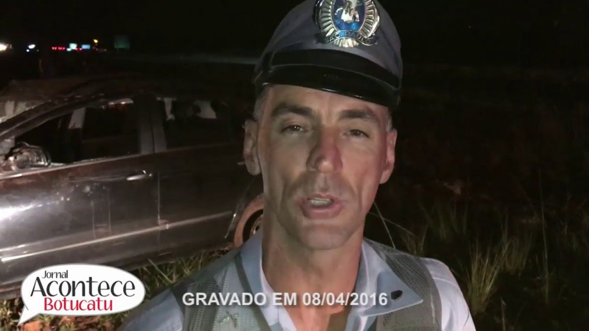 Voltando para casa: Carro com 5 estudantes atropela homem e capota na