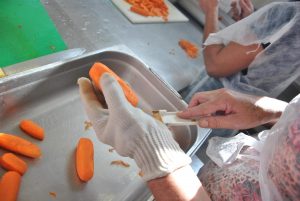 AULA PRÁTICA DE MANIPULAÇÃO DE ALIMENTOS - UNIT PARCERIA COM O BOM PRATO BOTUCATU - FOTO IGOR MEDEIROS (1) (Custom)