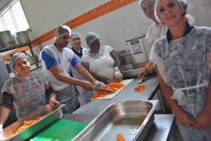 AULA PRÁTICA DE MANIPULAÇÃO DE ALIMENTOS - UNIT PARCERIA COM O BOM PRATO BOTUCATU - FOTO IGOR MEDEIROS (11) (Custom)