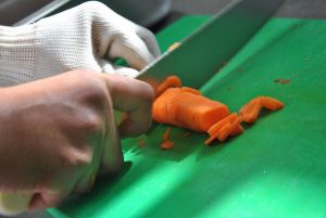 AULA PRÁTICA DE MANIPULAÇÃO DE ALIMENTOS - UNIT PARCERIA COM O BOM PRATO BOTUCATU - FOTO IGOR MEDEIROS (2) (Custom)