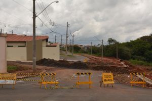 CHUVAS EXIGEM TRABALHO INTENSO DA SECRETARIA DE OBRAS (1) - EROSÃO NA VILA DI CAPRI - FOTO CLAUDIA ROSSETO
