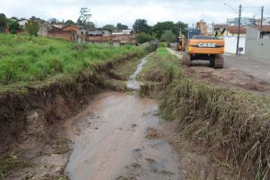 CHUVAS EXIGEM TRABALHO INTENSO DA SECRETARIA DE OBRAS (3) - SERVIÇOS NO CÓRREGO DO TENENTE - FOTO CLAUDIA ROSSETO