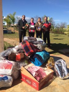 DOAÇÃO DE COBERTORES DOS MORADORES DA HÍPICA AO FUNDO SOCIAL