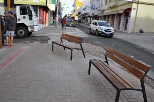 REVITALIZAÇÃO DA AMANDO - INSTALAÇÃO DE BANCOS DE MADEIRA - FOTO CÉSAR CULICHE (1) (Custom)