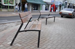 REVITALIZAÇÃO DA AMANDO - INSTALAÇÃO DE BANCOS DE MADEIRA - FOTO CÉSAR CULICHE (22) (Custom)