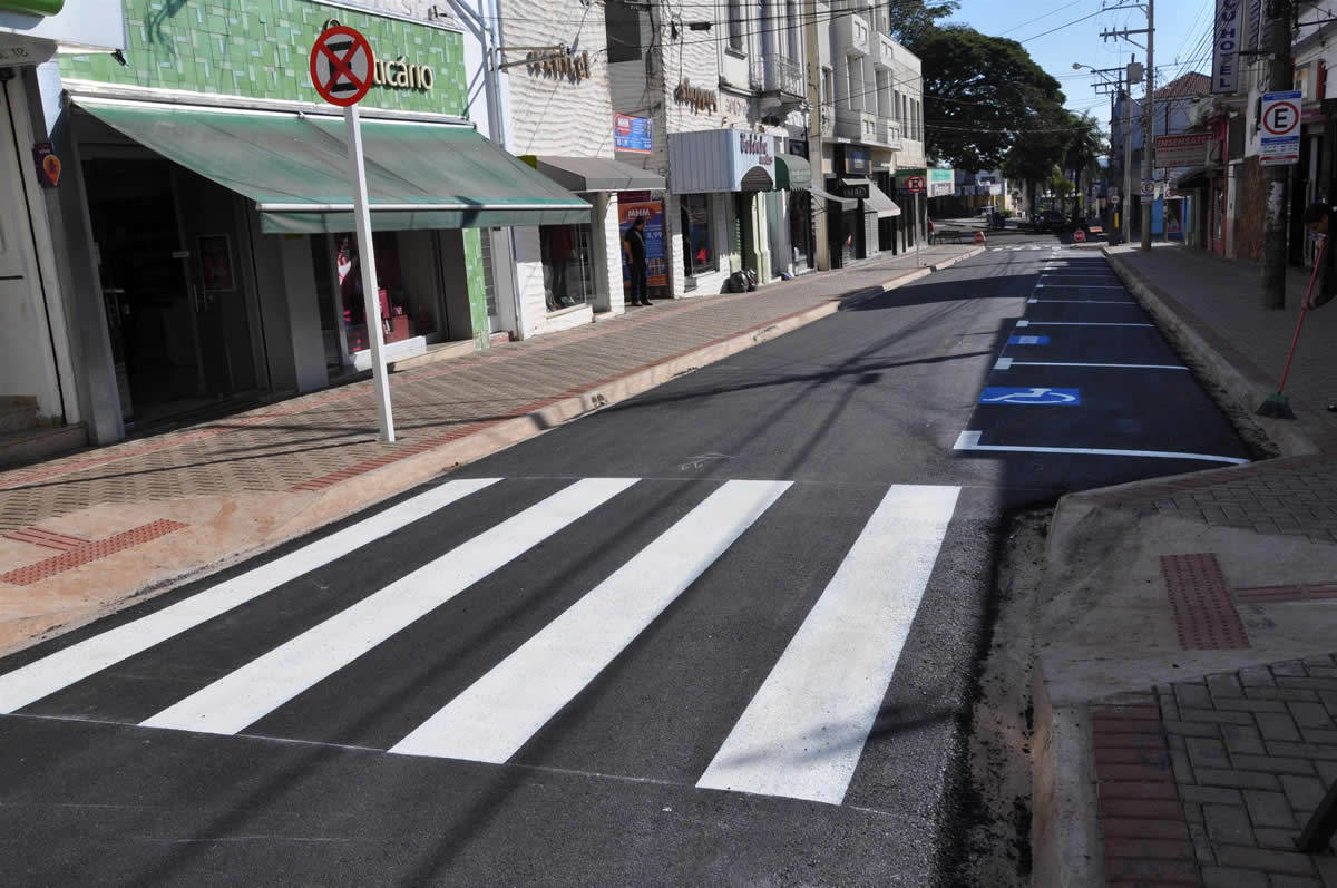 Dois primeiros quarteirões da Amando recebem sinalização e rampas