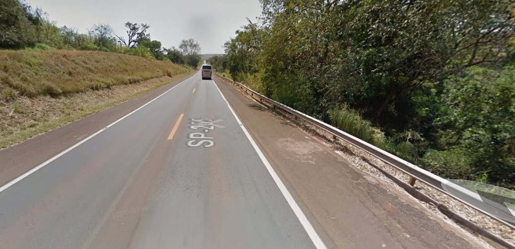 Homem fica gravemente ferido em colisão entre carro e caminhão em São Manuel