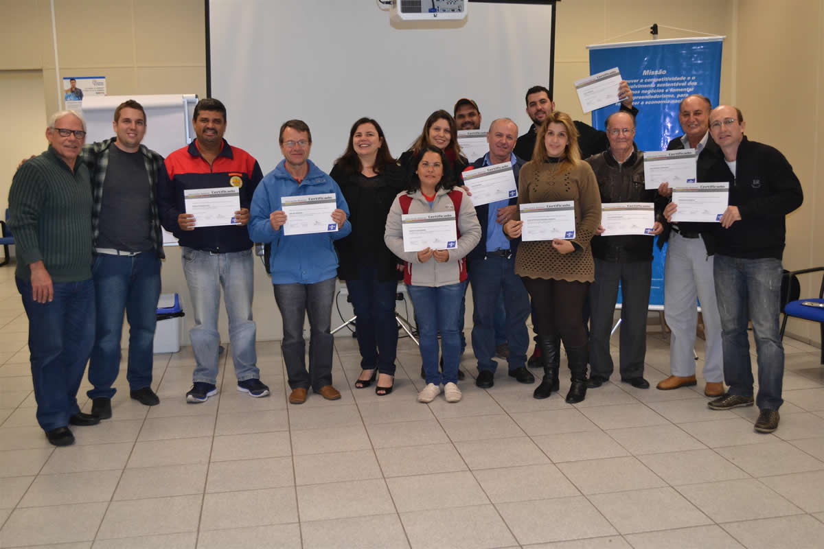 Taxistas recebem certificados por capacitação voltada ao turismo