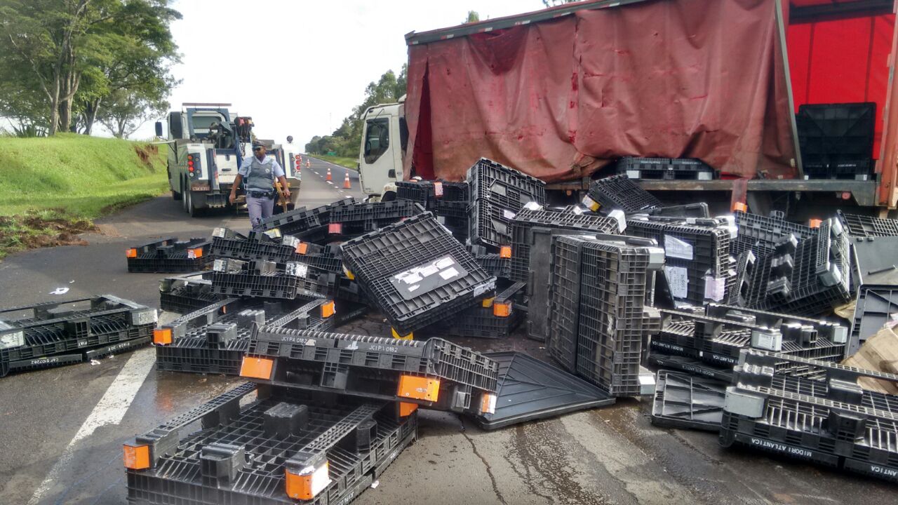 TV Acontece: Caminhão carregado com caixas plásticas tomba e interrompe tráfego na Rondon