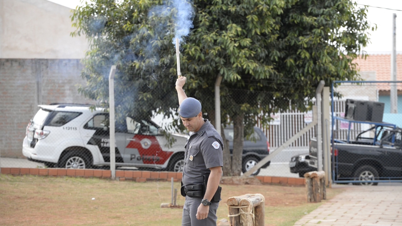 TV Acontece: Crescer Seguro – Policiais realizam demonstração do poder dos explosivos à crianças de escola de Botucatu