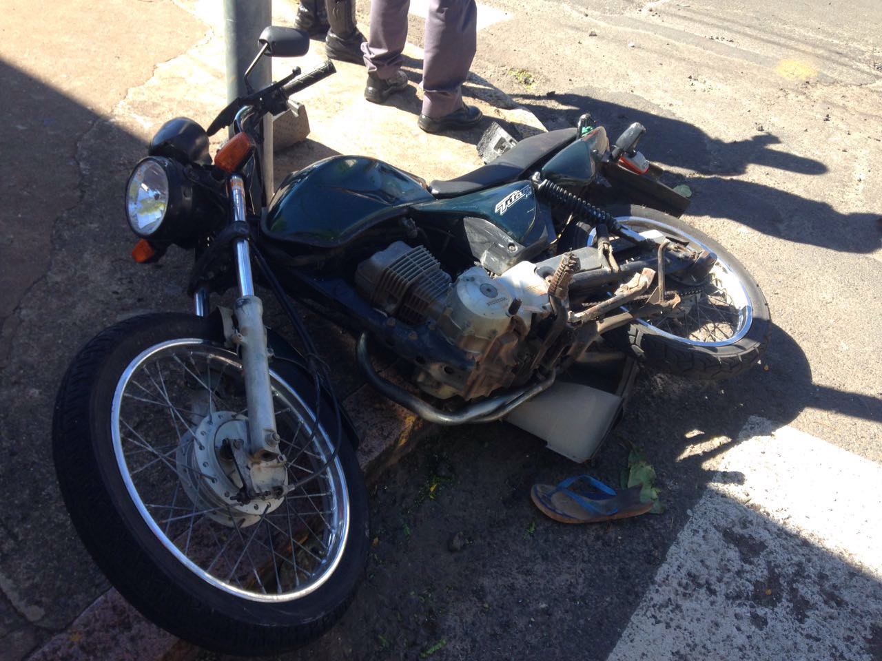 Moto colide com veículo após passar no sinal vermelho, motociclista foi socorrido pelos Bombeiros