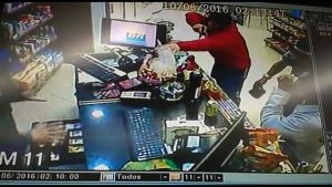 Suspeito morre em confronto com a polícia depois de assalto a um posto de combustíveis em Botucatu