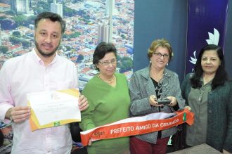 HOMENAGEM AOS PARCEIROS QUE CONTRIBUIRAM AO PRÊMIO DO PROGRAMA PREFEITO AMIGO DA CRIANÇA - FOTO SILVIA CULICHE (69) (Custom)