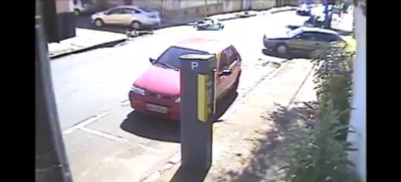 Colisão: Motociclista é arremessado em acidente na rua João Passos. Veja o vídeo