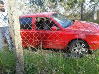 Outro veículo que caiu no mesmo buraco em outra data