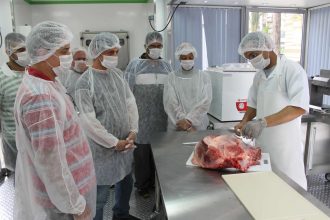 CARRETA DO PROGRAMA VIA RÁPIDA - CURSO DE MANIPULADOR DE CARNES - FOTO DIVULGAÇÃO SDECTI (Custom)