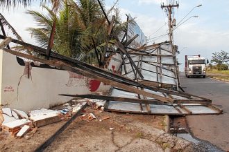 Estragos da chuva e vento do dia 15/08/2016. Outdoor caído no trevo James Russel, no Geisel.
