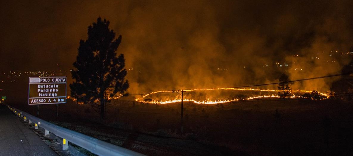 Fogo atinge grande área ao lado da Rodovia Marechal Rondon