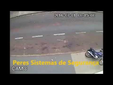 Vídeo: Motociclista tenta empinar moto e sofre queda constrangedora Vídeo: Motociclista tenta empinar moto e sofre queda constrangedora