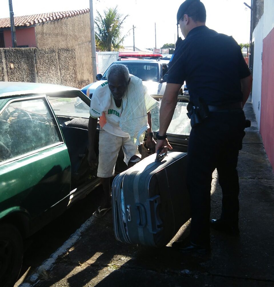 GCM presta auxilio a idoso de 63 anos que dormia em carro abandonado