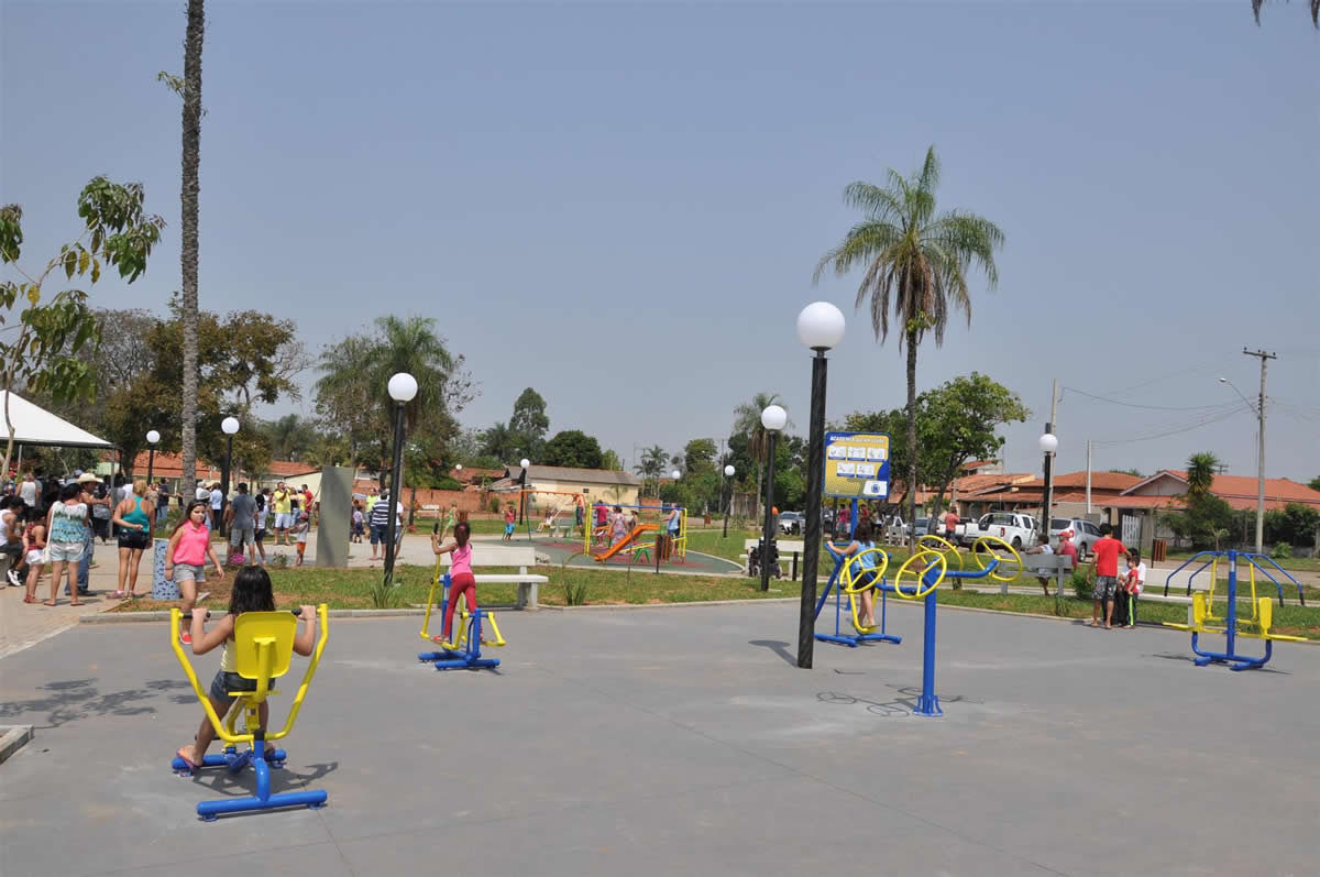 Prefeitura inaugura praças em Vitoriana e Rio Bonito