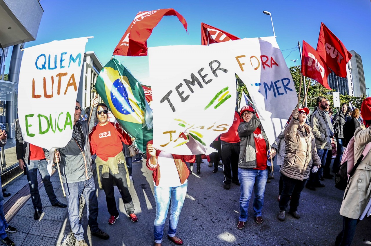 Botucatu teve manifestação contra Temer no Desfile Cívico