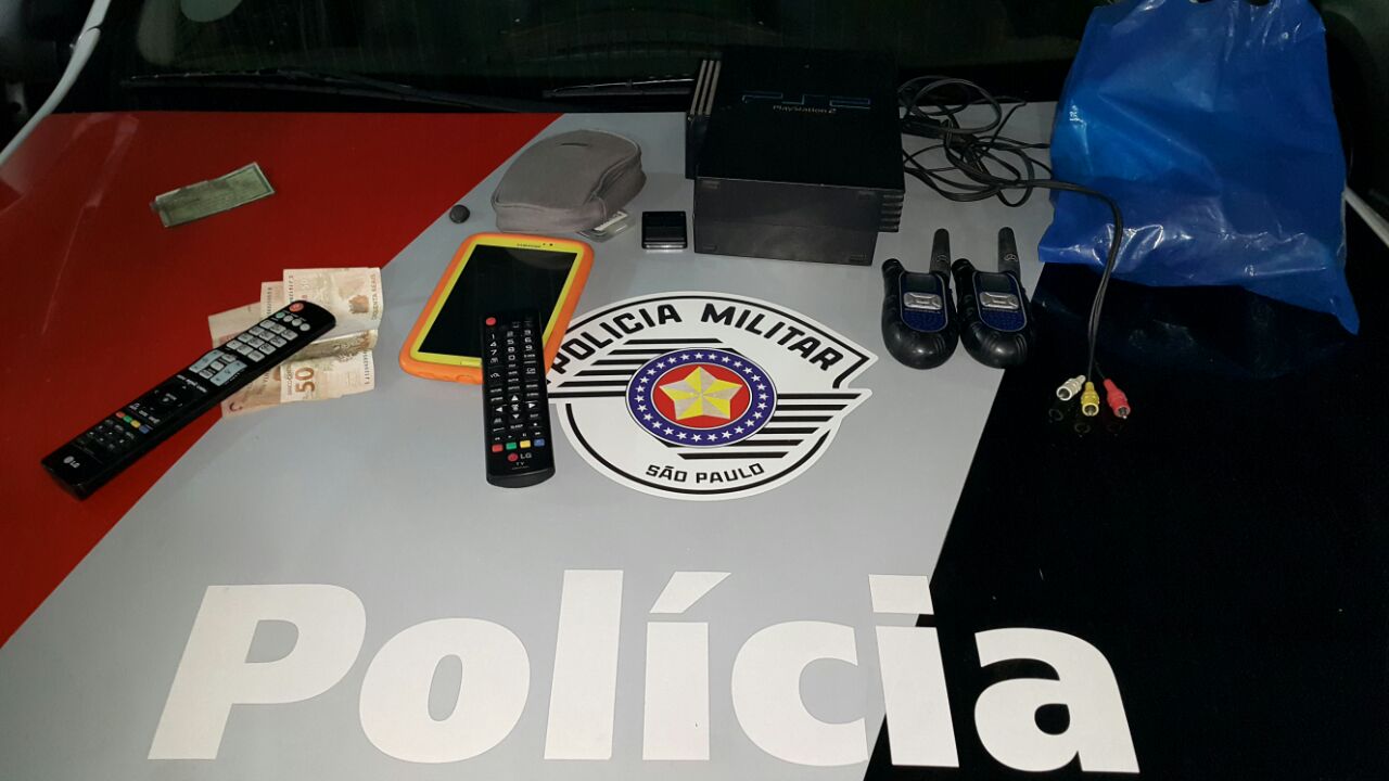 Após imagens de câmera, Polícia Militar prende cinco suspeitos de furto na Vila Antártica Após imagens de câmera, Polícia Militar prende cinco suspeitos de furto na Vila Antártica