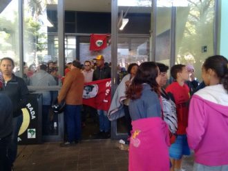 Integrantes do MSL invadiram a prefeitura de Bauru (Foto: Carolina Abelin/TV TEM)
