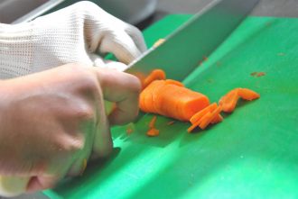 aula-pratica-de-manipulacao-de-alimentos-unit-parceria-com-o-bom-prato-botucatu-foto-igor-medeiros-2-custom