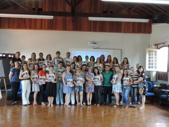 educacao-entrega-exemplares-do-plano-municipal-de-educacao