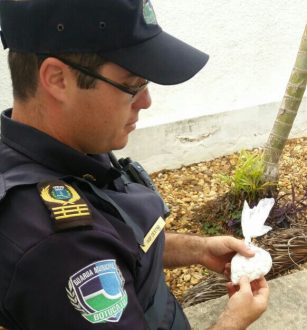 gcm-surpreende-individuo-com-50-papelotes-de-cocaina-3