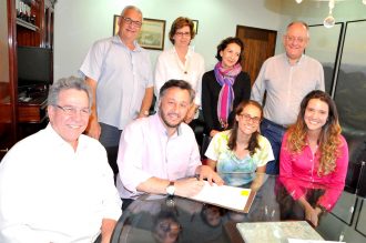 prefeito-assina-com-empresa-assobio-do-pq-tecnologico-foto-igor-medeiros-15-custom