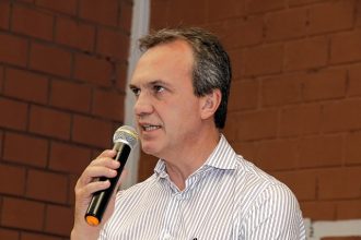 Reunião da AMCESP- na Cidade de Itapuí, coms a presença de Prefeitos da Região" Prefeitos Unidos pela Mesma CAusa AMCESP- Associação dos Municipios do Centro do Estado de São Paulo Mesa Tiago Rochide Marcos Monti José Eduardo Amantini Maicon Santos João Caramez Marcos Monti- prefeito de São Manuel falando aos presentes