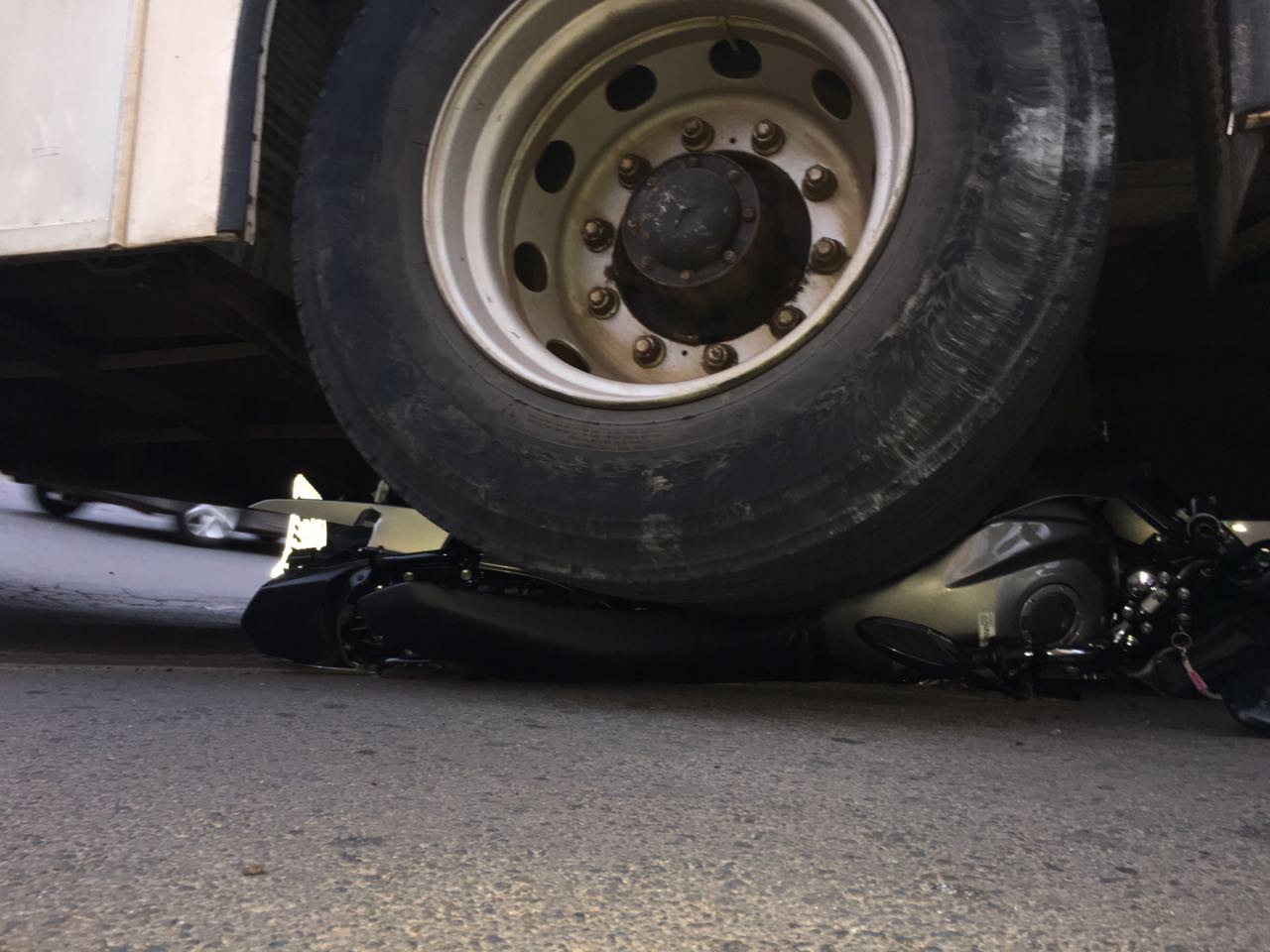 Moto vai parar embaixo de ônibus na Floriano Peixoto Moto vai parar embaixo de ônibus na Floriano Peixoto